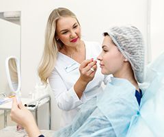 Как успеть преобразиться перед Новым годом: топ косметологических процедур 
